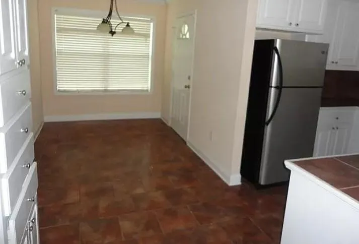 413 Vining Ct — Photo 3