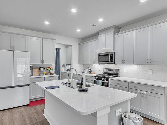 5th image of 912 Burghley Cir