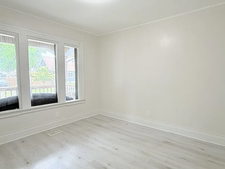 1073 Albert Rd #MAIN — Photo 9