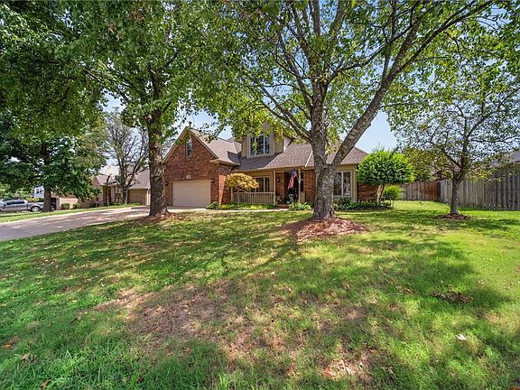 3rd image of 102 Fox Glove Ln