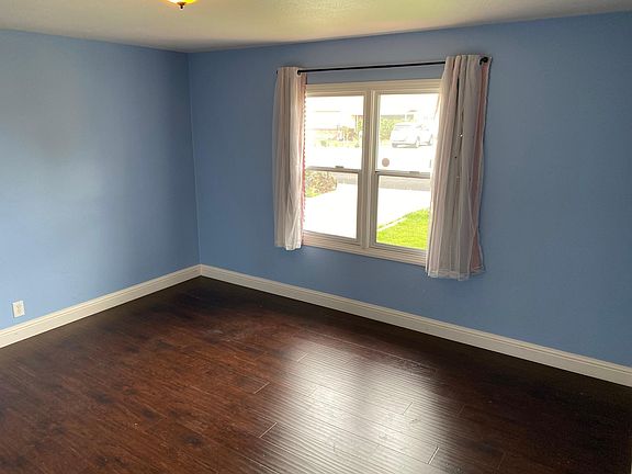 3rd image of 719 Cypress Ave