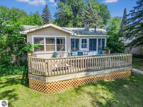 8225 Lakeview Dr, Hale, MI 48739