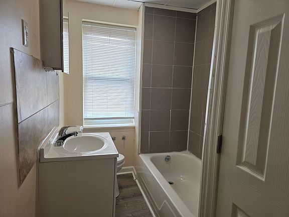 4th image of 100 N Franklin St #1