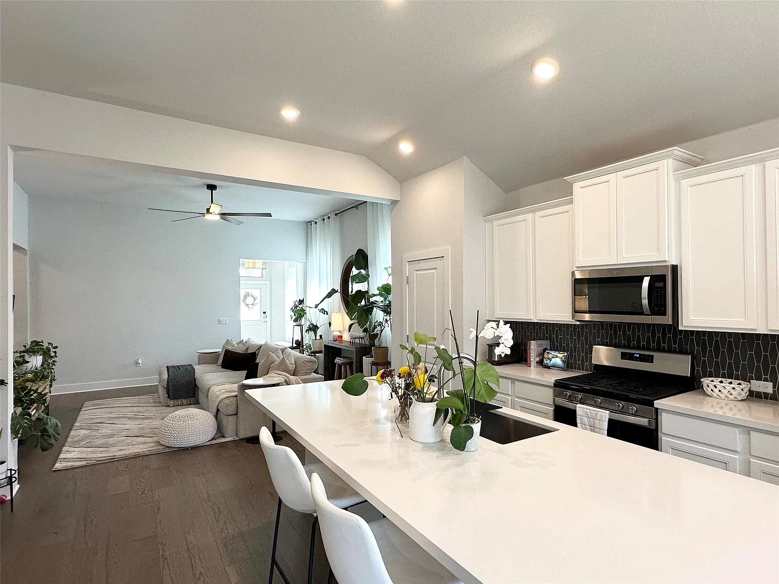 4 bed, 2.5 bath, 2275 sqft, $2,675 — Photo 4