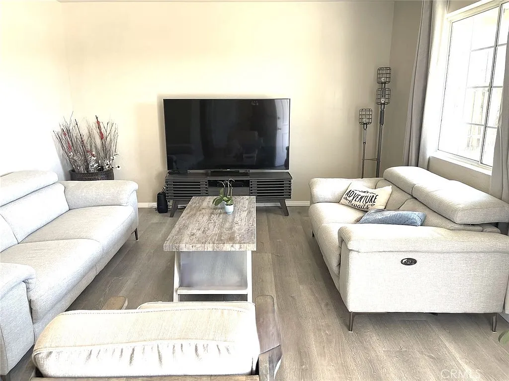2 bed, 873 sqft, $1,550 — Photo 3
