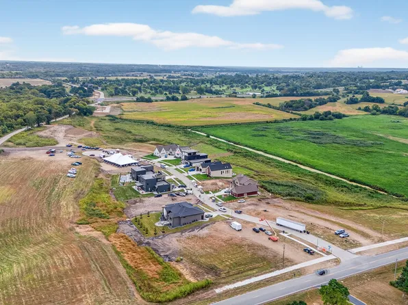 11865 NW Meadow Springs Dr, Johnston, IA 50131