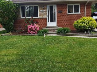 20900 Ardmore Park Dr, Saint Clair Shores, MI 48081