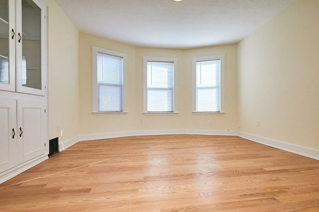 3 bed, 1.0 bath, 1150 sqft, $2,500 — Photo 2