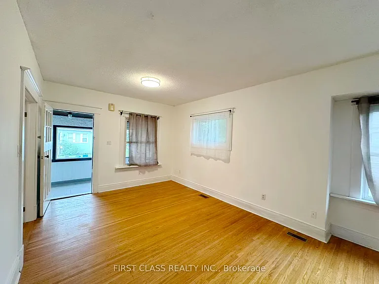 9 Grantham Ave S — Photo 10