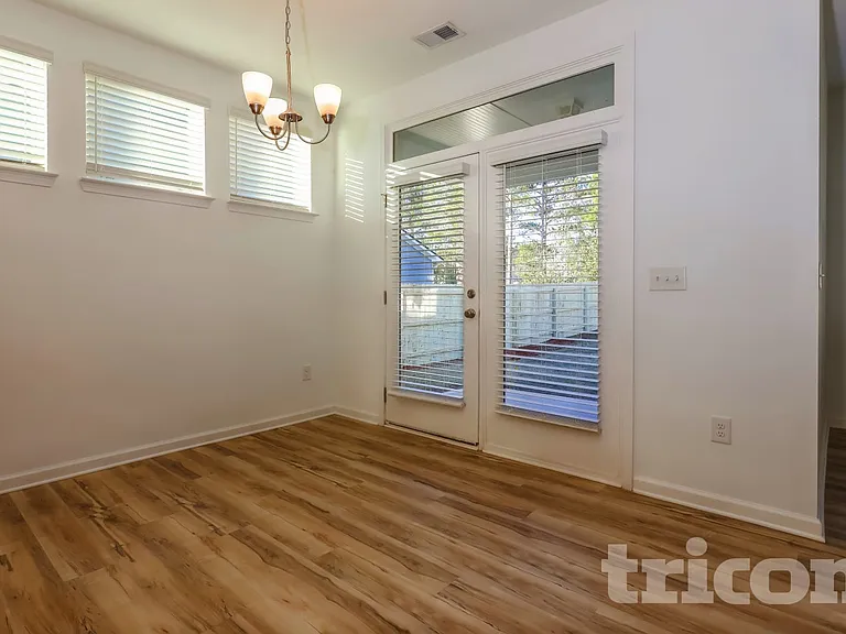 180 Everett Sq — Photo 4