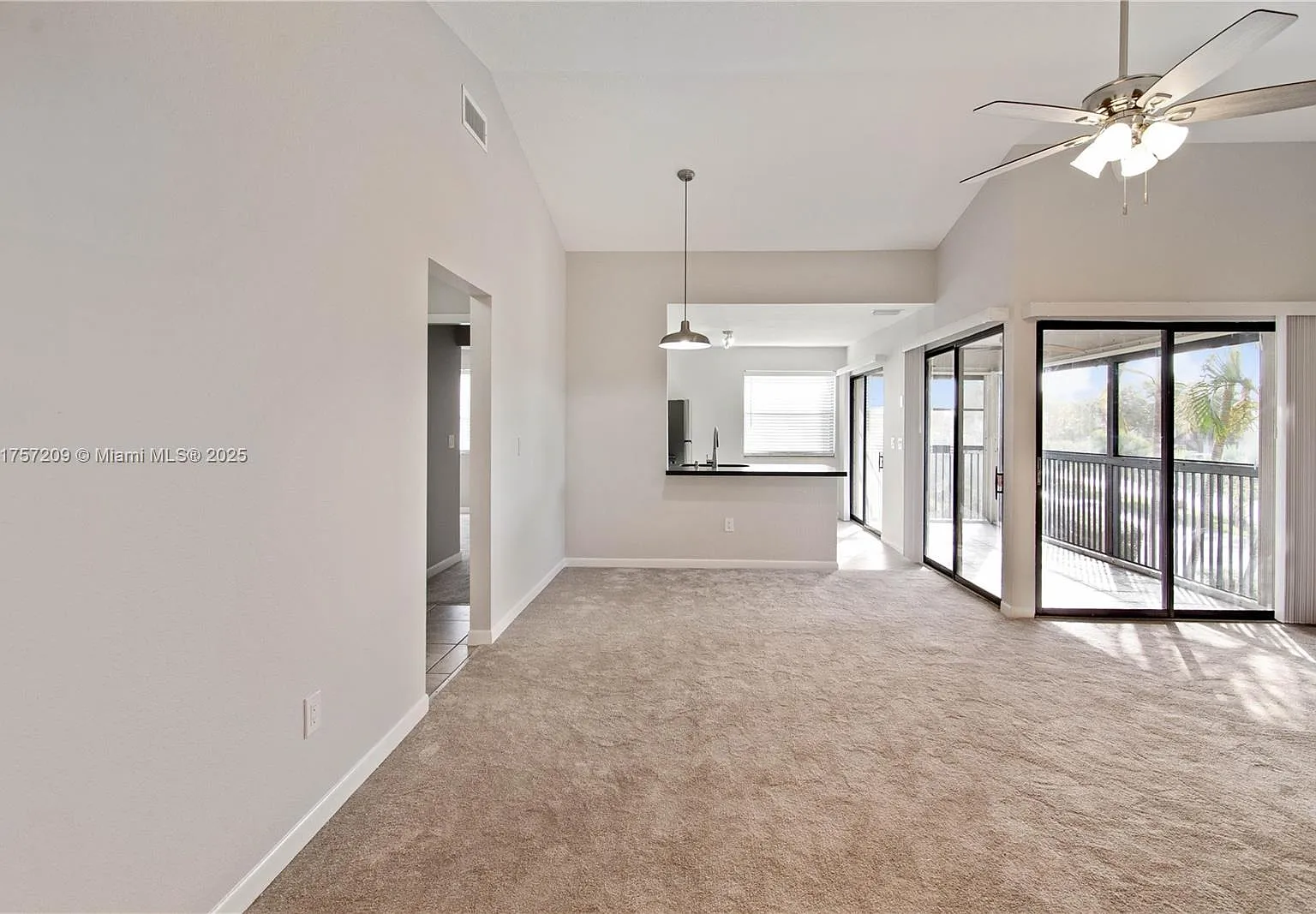 3 bed, 970 sqft, $2,200 — Photo 3