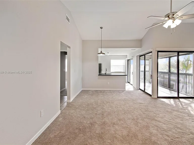 1197 Washington Cir #1197A — Photo 3