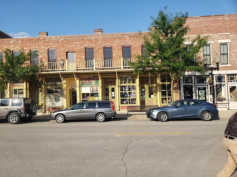 Walking distance to Hannibal's downtown shops and restaurants