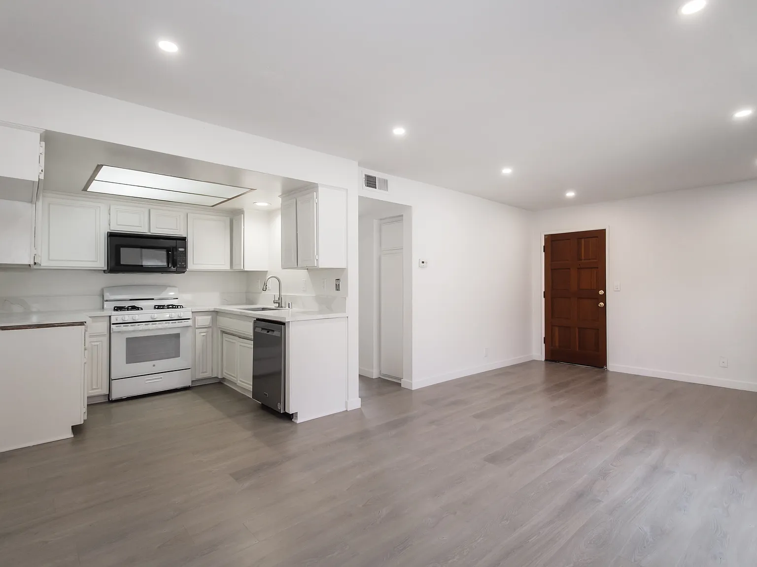1 bed, 650 sqft, $1,990 — Photo 4