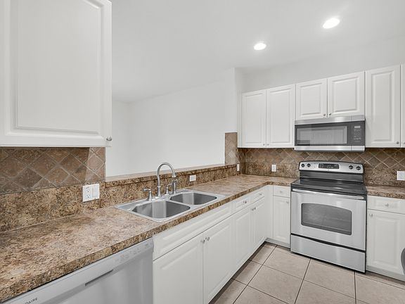 4th image of 2581 Riverside Dr