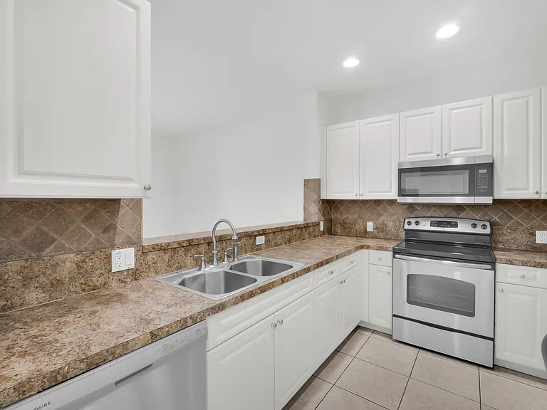 2581 Riverside Dr — Photo 4