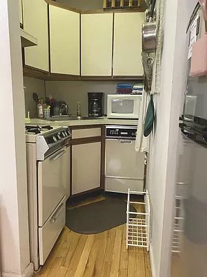 4th image of 161 W 71st St APT 3A