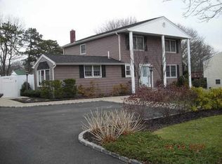 4 Patricia Ln, Patchogue, NY 11772
