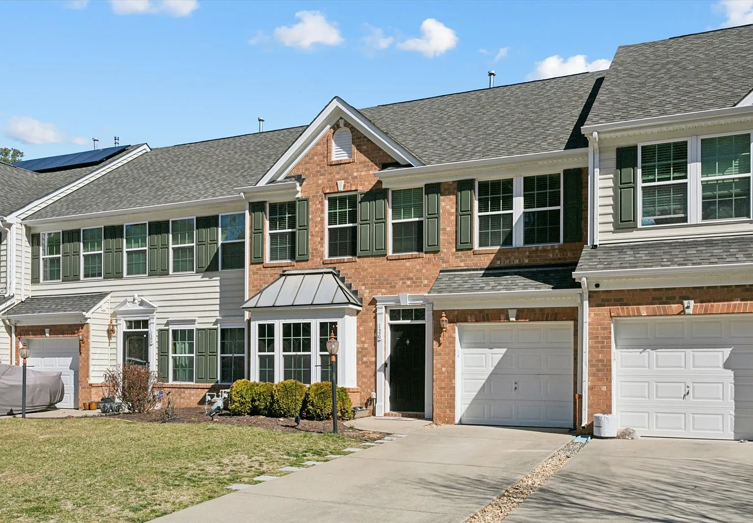 3 bed, 2.5 bath, 1817 sqft, $2,700 — Photo 2