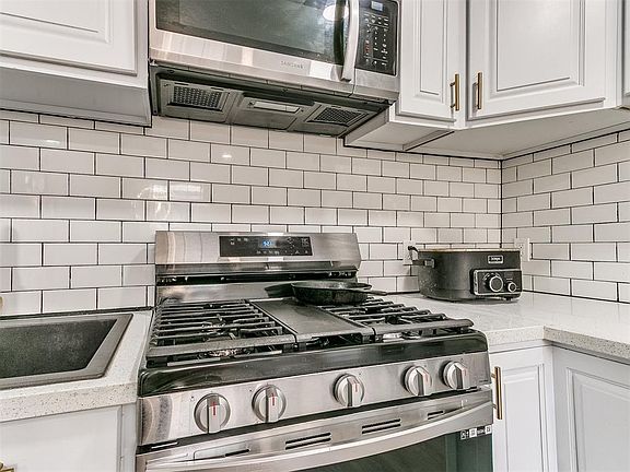5th image of 3021 SW 19th St