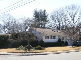 158 E Farmingdale St, Islip Terrace, NY 11752