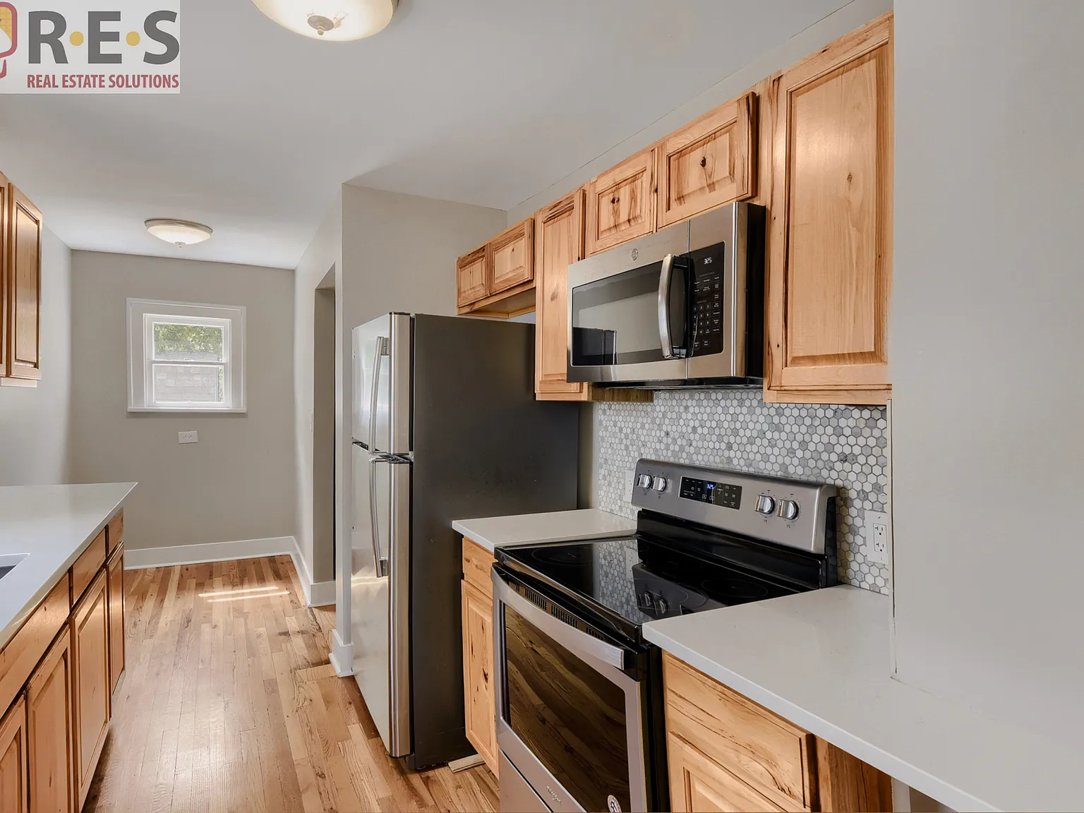 4 bed, 1252 sqft, $2,570 — Photo 2