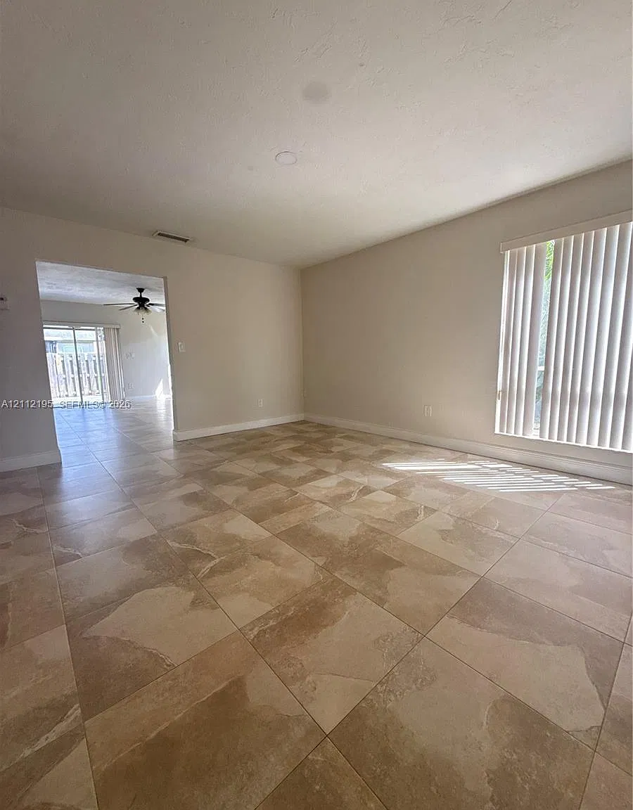 Devon-Aire Villas Sec 10 — Photo 3
