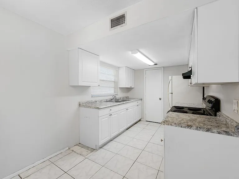 1767 Leo Ln S — Photo 22