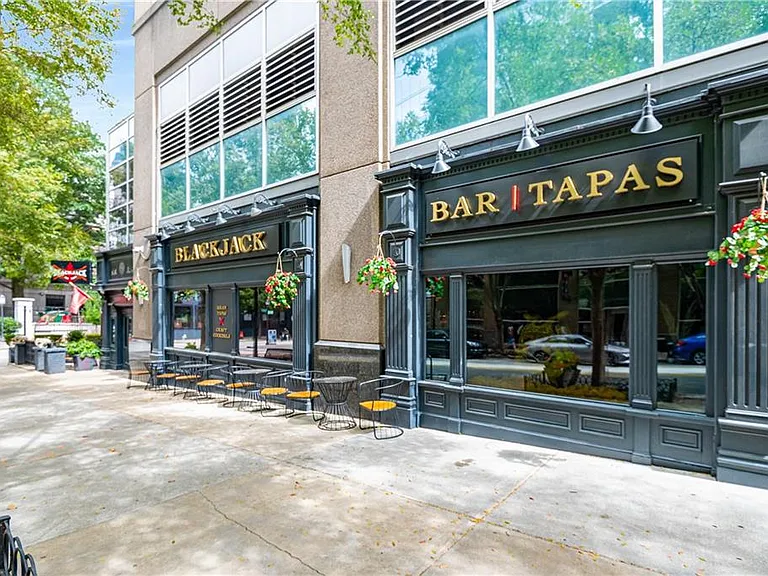1080 Peachtree St NE #1411 — Photo 57