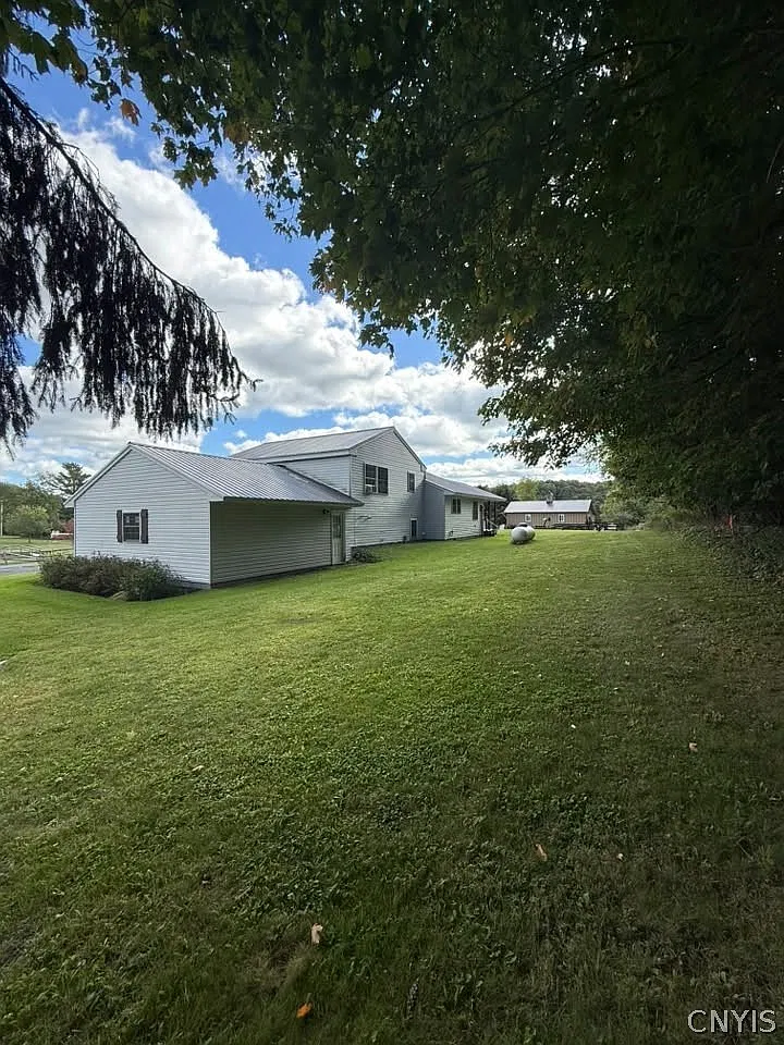 3 bed, 2.0 bath, 2184 sqft, $2,400 — Photo 3