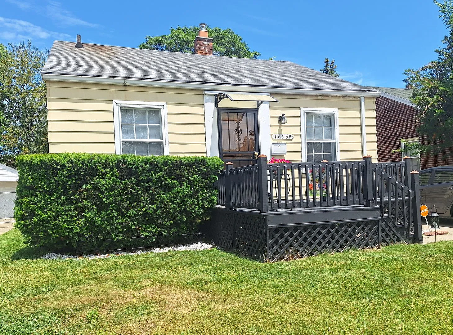 Charming 2 bedroom home in Harper Woods — Photo 2