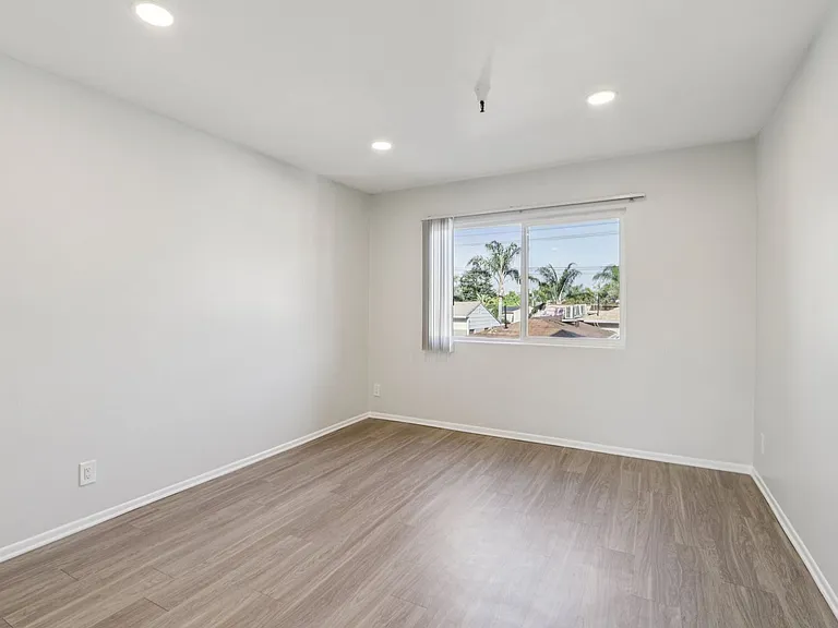 110 S Sweetzer Ave — Photo 21