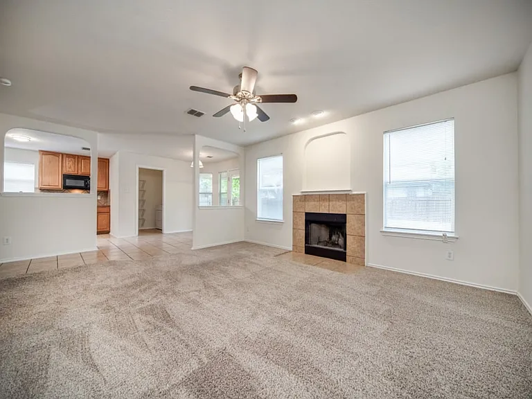 415 Diana Dr — Photo 3
