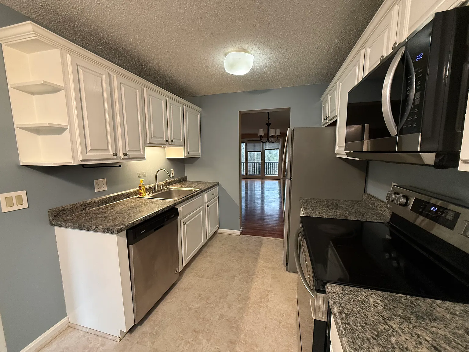 2 bed, 2.5 bath, 1450 sqft, $2,700 — Photo 2