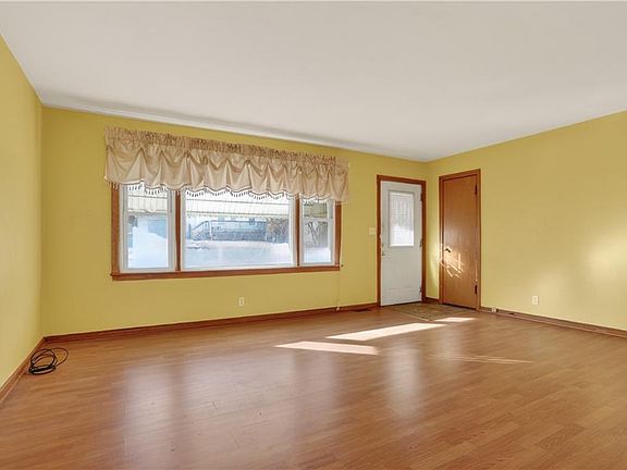 3rd image of 333 Allcutt Ave