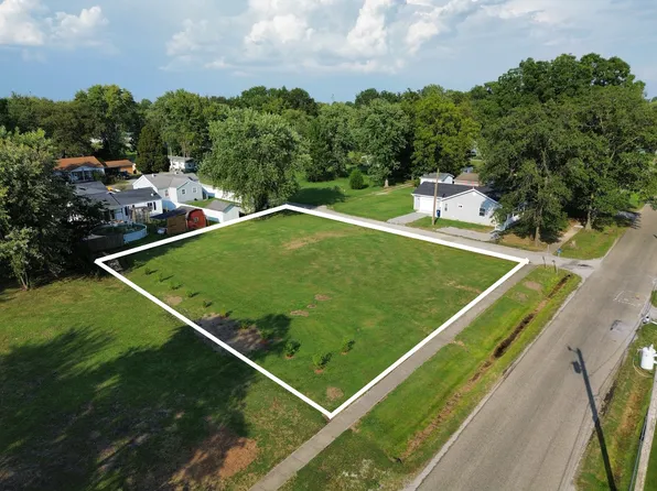 802 W 3rd St, Flora, IL 62839