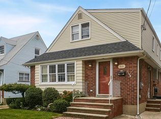221 Locust St, Floral Park, NY 11001