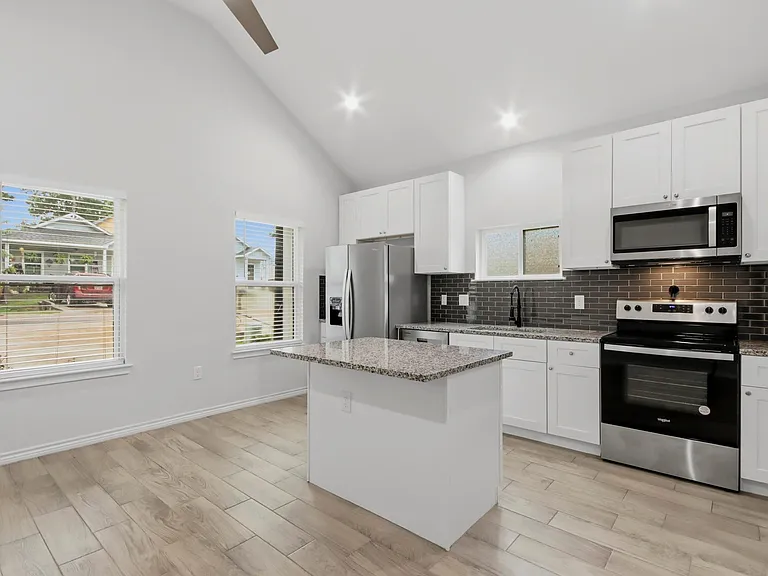 16902 Balmoral — Photo 7