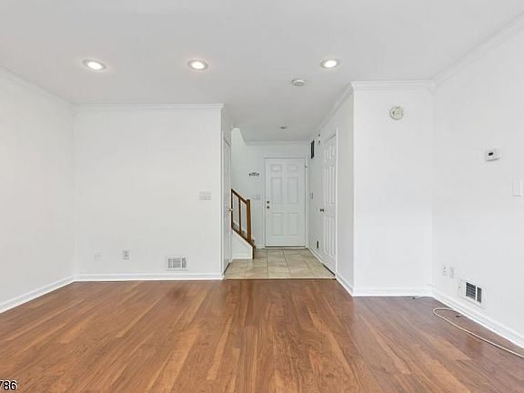 5th image of 308 Jarvis Pl