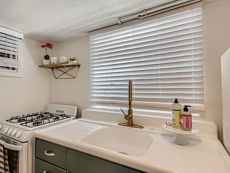 624 N Downing St #2 — Photo 2