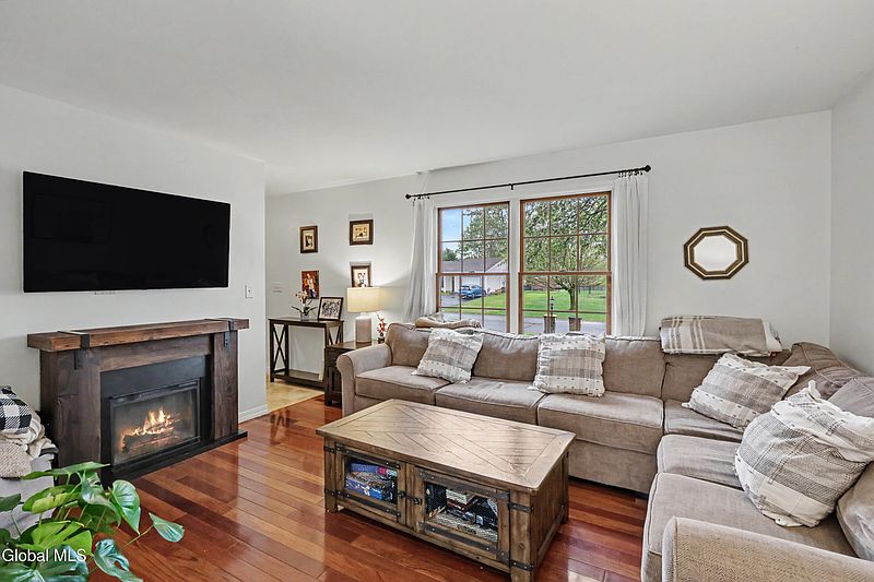 3rd image of 1046 Laural Lane