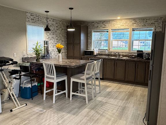 4th image of 21 Tiger Lily Dr