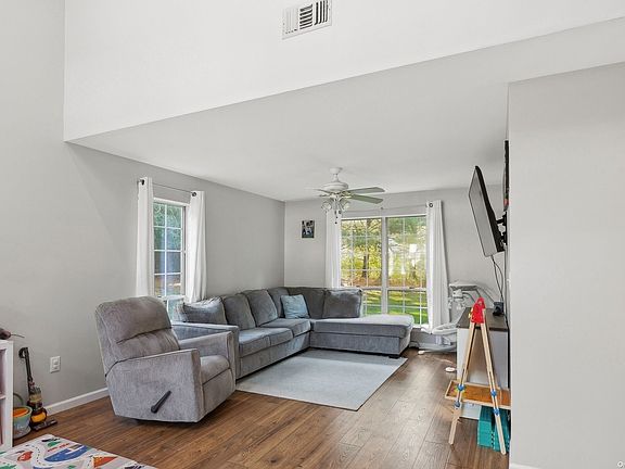 3rd image of 11 Balmoral Ct