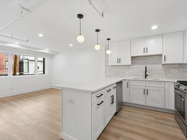 2601 N California Ave — Photo 3