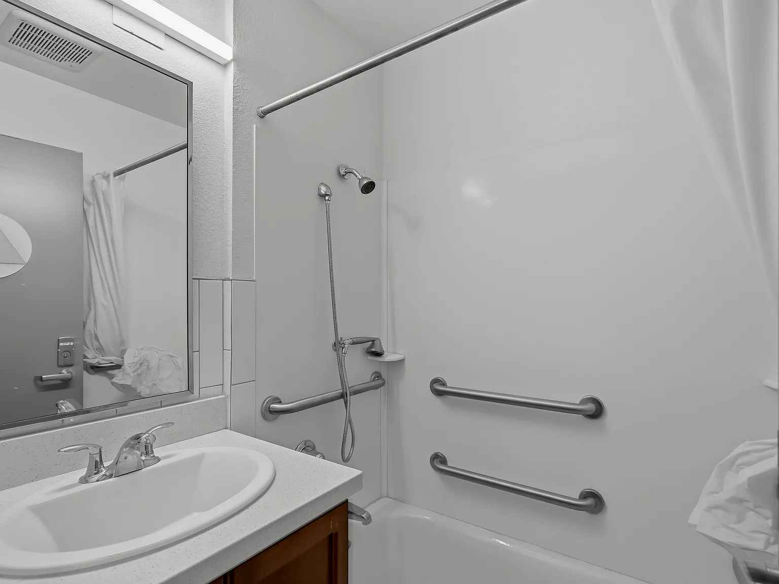 Studio, 160 sqft, $716 — Photo 3