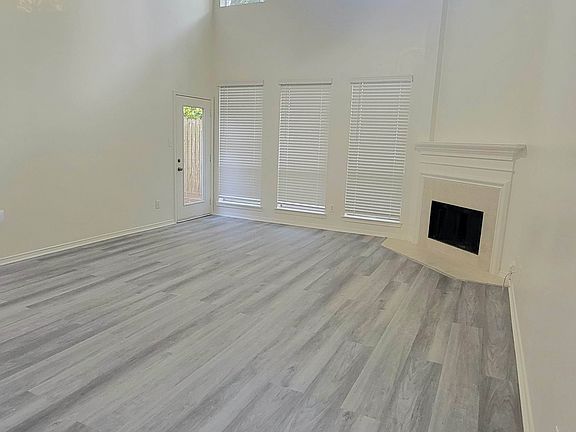 Spacious family room - high ceiling
