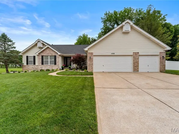 1558 Prospect Lakes Dr, Wentzville, MO 63385