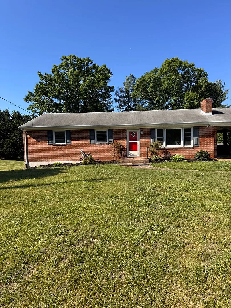 3 Bedroom || 2.5 Bathroom - Single Family Home with Basement — Photo 1