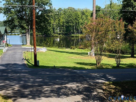3rd image of 371 Lake Caroline Dr