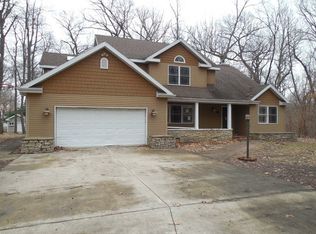 2907 S Forsythia Ln, Saint Anne, IL 60964